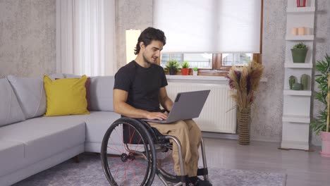 Ein-Behinderter-Junger-Mann,-Der-Einen-Videoanruf-Tätigt,-Ist-Zu-Hause.